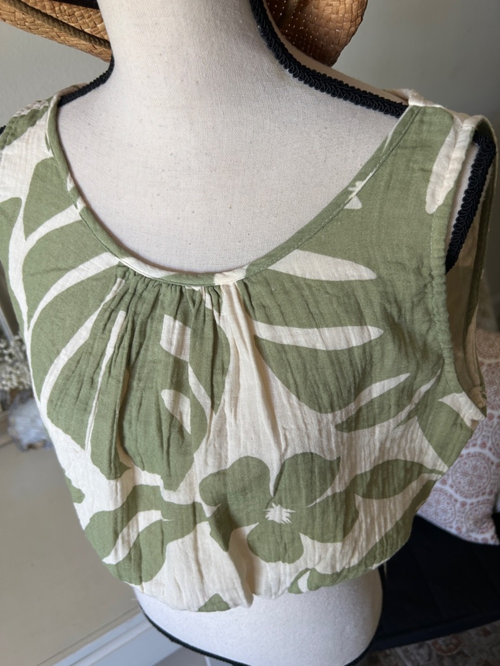 Nwt salty lemon gauze, 100% cotton boho floral green cream crop tank top L - Picture 2 of 10